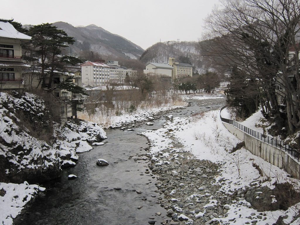 冬の水上温泉 河原も山も雪景色です