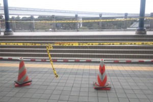 東日本大震災直後のJR京葉線 舞浜駅南口 規制線が張ってあります