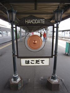 JR函館本線 函館駅 ホームにて 左に特急 白鳥がいます