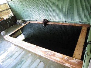 養老温泉 内湯 かなり濃い黒湯で底が見えません