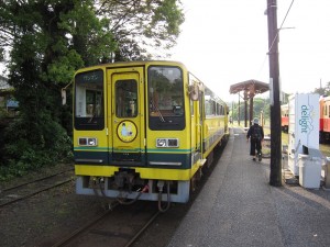 いすみ鉄道 上総中野駅にて なのはな色の列車がきれいですね