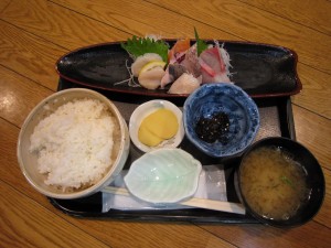 秋田市民市場で食べたお刺身定食