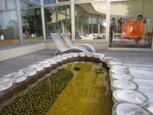 舞浜ユーラシア 足湯 レストラン方向