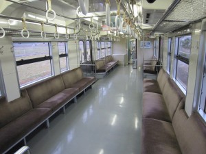 鳥取発米子行きの車内 ほぼ寝台車状態
