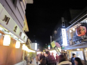 柴又帝釈天 参道 お土産物屋さんがいっぱいですね