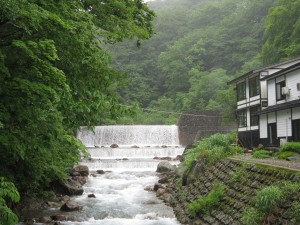 乳頭温泉郷 妙の湯温泉 この奥に混浴露天風呂があります