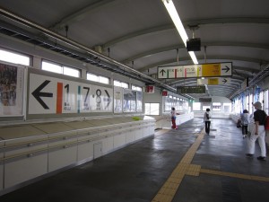 JR羽越本線 秋田駅 跨線橋 ○○線○○方面の記述がありません