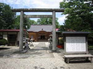 千秋公園 八幡秋田神社 鳥居と本殿