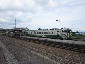 JR男鹿線 男鹿駅に停車中のディーゼルカー キハ48