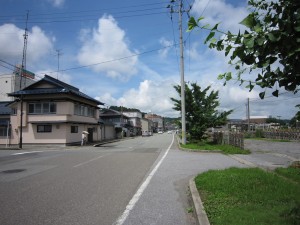 JR男鹿駅 駅前通りを男鹿線沿いに歩く