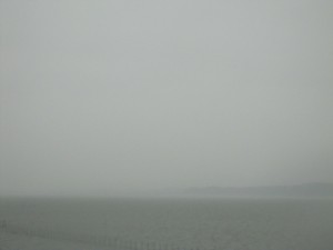 宍道湖 JR山陰本線から 今日は雨で薄霧がかかっています