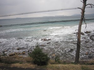 JR山陰本線 益田~長門市 列車は日本海のすぐ横を走ります