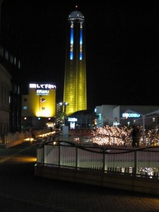夜にライトアップされた下関ゆめタワー