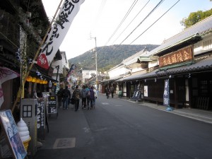 金刀比羅宮の表参道 うどん屋さんがずらりと並びます