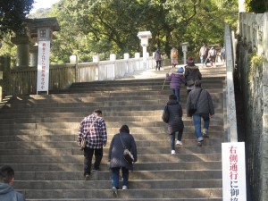 延々と続く金刀比羅宮への石段 右側通行にご協力ください