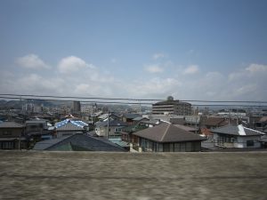 東日本大震災直後の東北新幹線からの車窓 家にはビニールシートがかかっています
