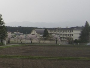 東日本大震災直後の東北新幹線からの車窓 校庭の桜がきれいですね