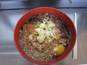 立ち食いそば 青森駅のホームにて きつね・卵・揚げ玉と贅沢ですね