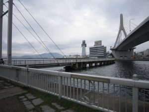 青森ベイエリア 青森ベイブリッジの下に遊歩道があります