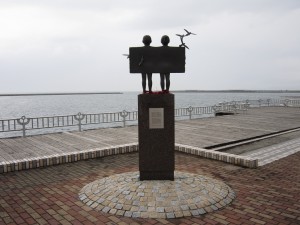 青森ベイエリア こんな感じのオブジェが並んでいます