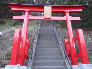 八大龍神宮 鳥居 この先、急階段が行く手を阻みます