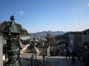 金刀比羅宮 石段 この写真を見ると、いかに高いところまで歩いて来たかがわかります