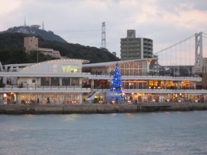 下関 唐戸市場とクリスマスツリー