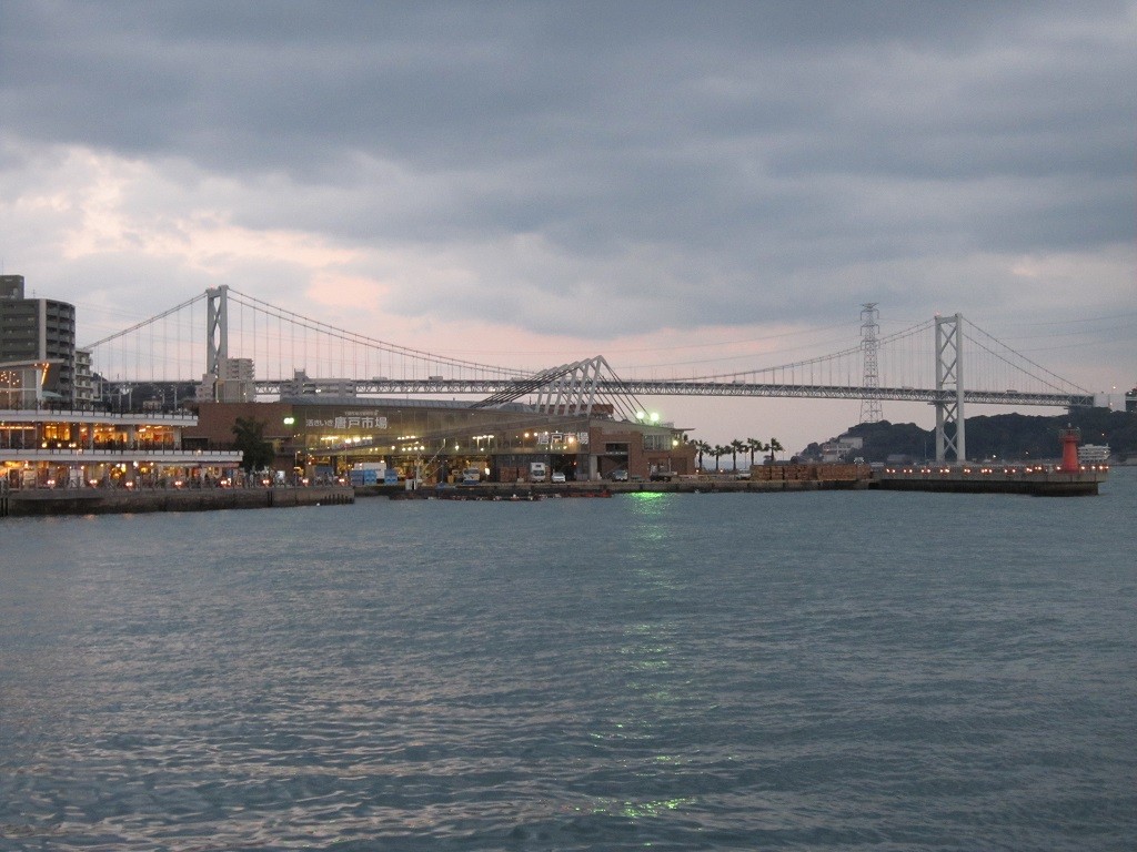 下関 唐戸市場と関門大橋