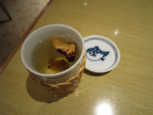 ふぐのひれ酒 下関 唐戸市場にて