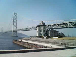 明石海峡大橋 この真ん中の鉄柱はかなりの高さ・・・かと