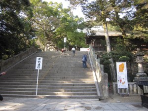 金刀比羅宮への石段 右側通行の立札があります
