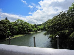 伊勢神宮 内宮 神宮の敷地内を五十鈴川が流れます