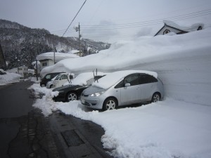 車よりも高い雪の壁 野沢温泉にて