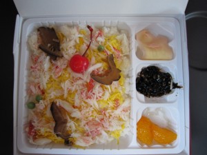 かに寿し弁当 中はカニのちらし寿司ですね