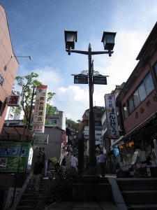伊香保温泉 石段街 街には旅館のほか、土産物屋さんが並びます