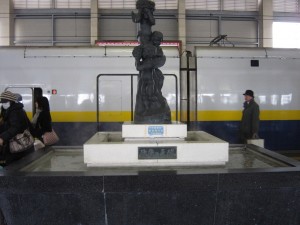 健康の天使 JR越後湯沢駅 新幹線ホームにあります 後ろはMaxたにがわです