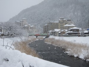 温海温泉の旅館街が見えてきました