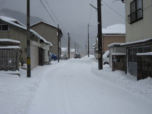 冬の温海温泉 旅館街の手前の住宅街