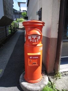 赤い帽子のポスト 今でも現役です 草津温泉にて
