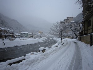 冬の温海温泉 旅館街の中心部