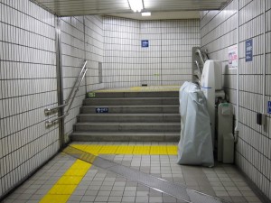 短すぎる車いす昇降機 東京メトロ銀座線末広町駅にて