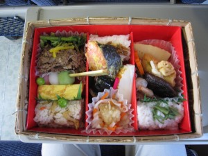春の竹籠色彩弁当 中身 俵型のおにぎりが特徴です