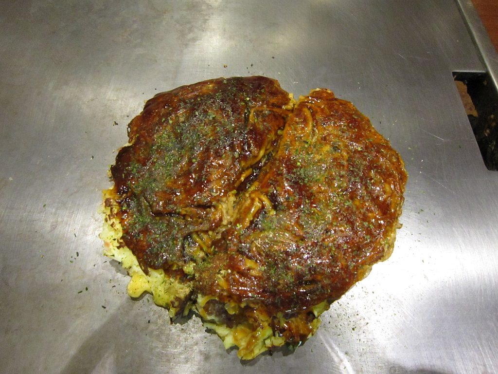 めっせ熊 牛すじ玉モダン ソースは自分の好みのものをかけて食べます