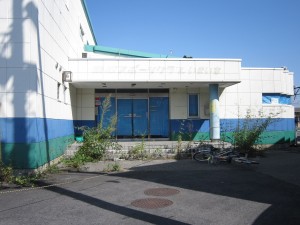 廃墟と化したスイミングスクール 下今市駅前にて