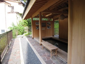 川治ふれあい公園 足湯 しおじいの湯の中