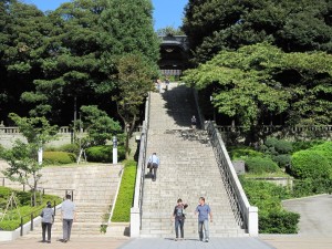 二荒山神社 境内への急階段 左に緩やかな階段があります