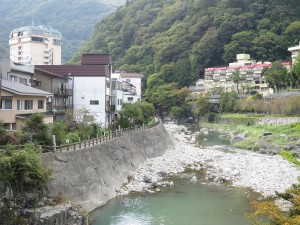川治温泉の中心街を流れる鬼怒川