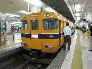 近鉄30000系 ビスタカー 2階建て車両が特徴です