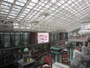 JR東海道本線 東急東横線・みなとみらい線 横浜駅 東口 東西自由通路の出口