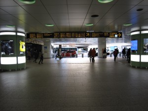 JR中央東線 新宿駅 西口改札を出たところ ここは地下1階です
